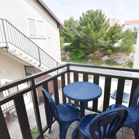 Apartments Karmen Примоштен Экстерьер фото