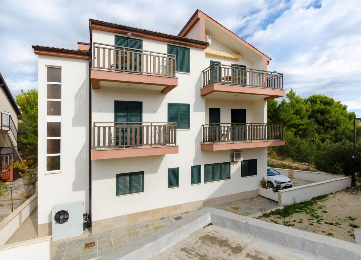 Apartments Karmen Примоштен Экстерьер фото