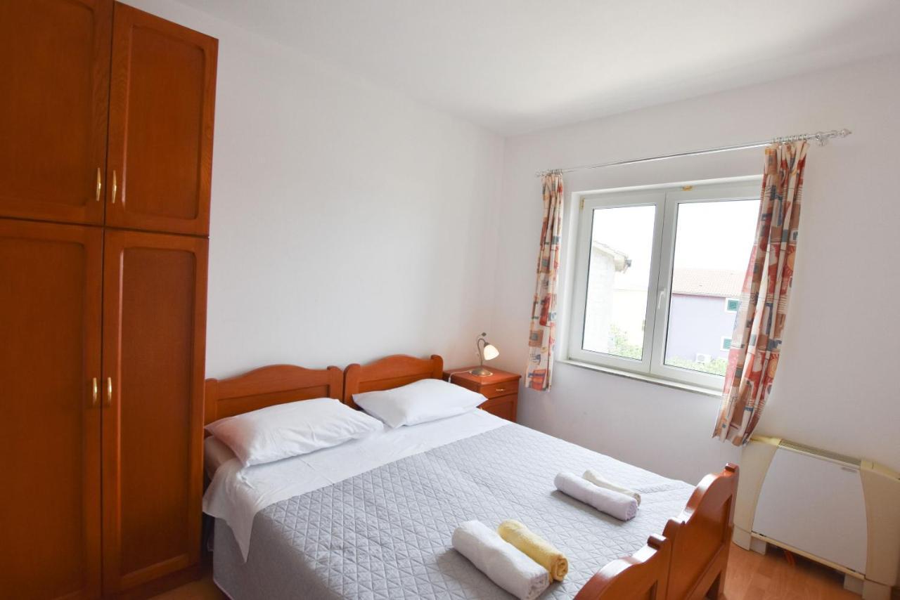 Apartments Karmen Примоштен Экстерьер фото