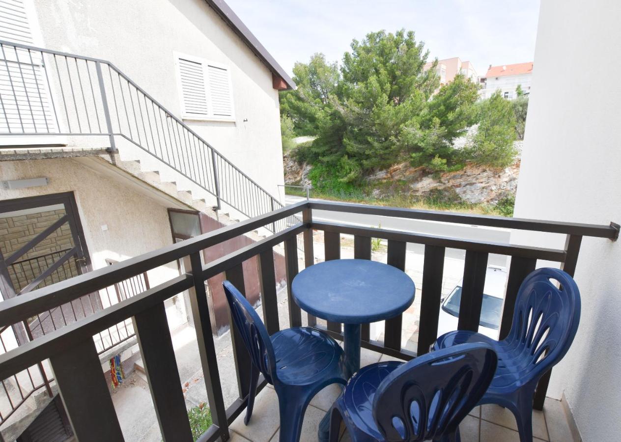 Apartments Karmen Примоштен Экстерьер фото