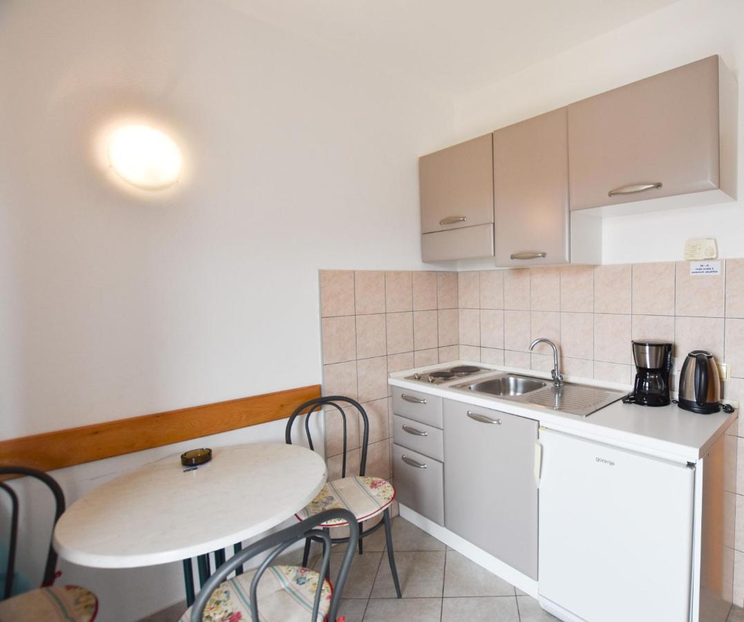 Apartments Karmen Примоштен Экстерьер фото
