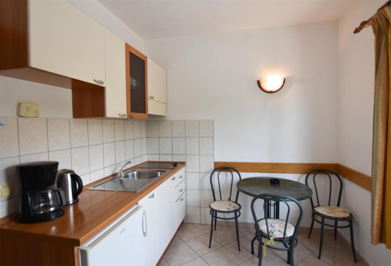 Apartments Karmen Примоштен Экстерьер фото